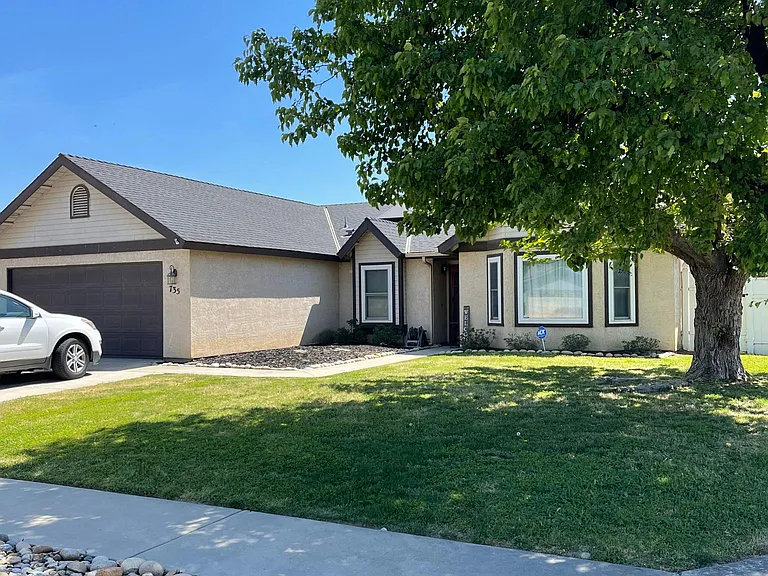 735 Rosewood Ln — Photo 1
