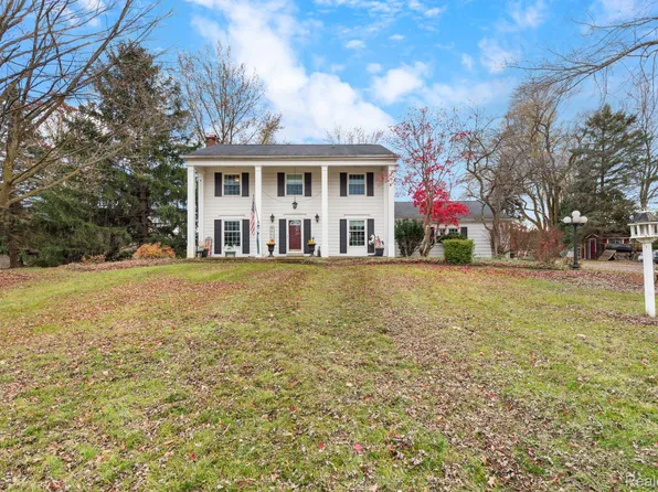 8330 E Allen Rd, Fenton, MI 48430