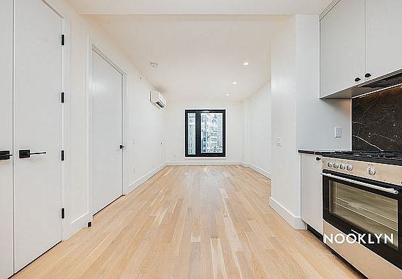 5th image of 250 Gold St #933