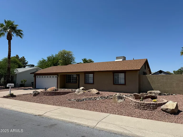4032 E Hartford Ave — Photo 4