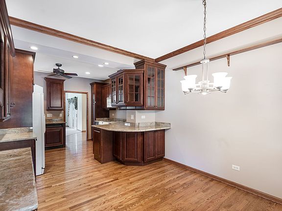 5th image of 154 Center St