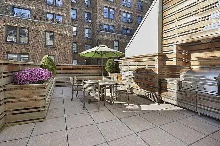 1st image of 28 W 74th St