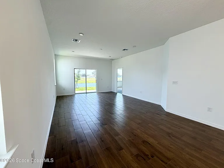 917 Castleford Ave NE — Photo 5