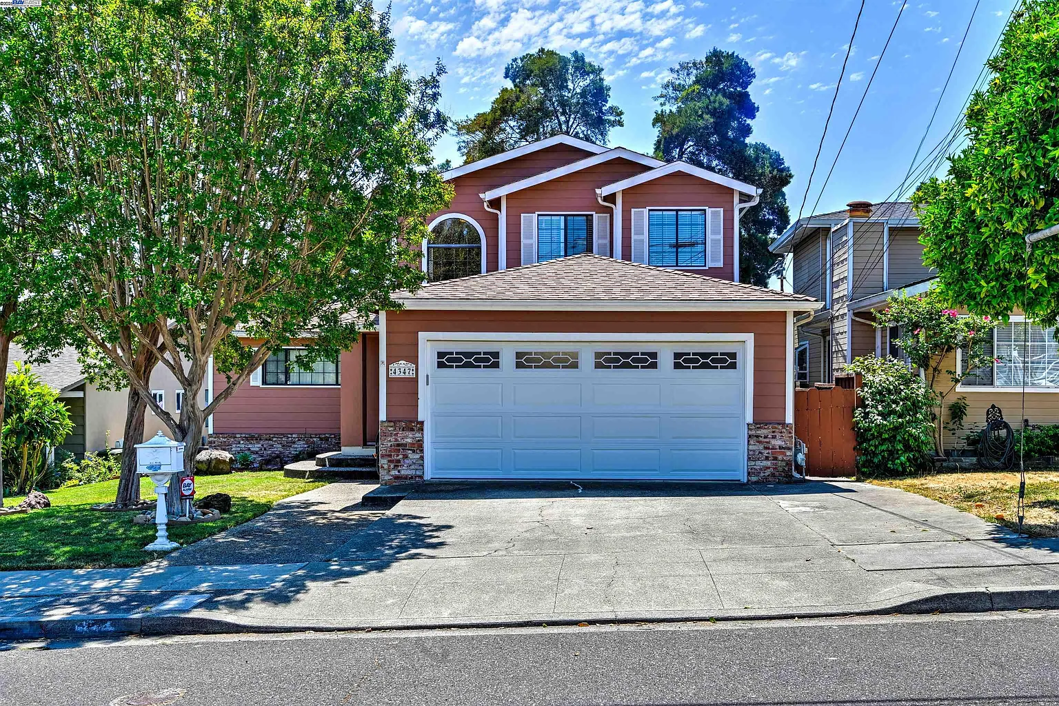 4347 Moreland Dr photo 1