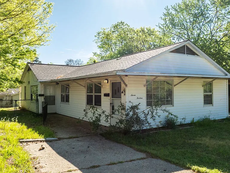 715 Oakwood Dr — Photo 2