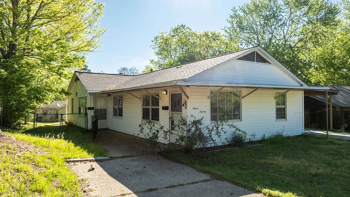 Building Photo - 715 Oakwood Dr