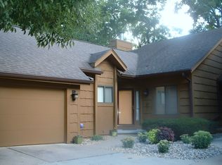7031 Oak Brook Dr, Urbandale, IA 50322