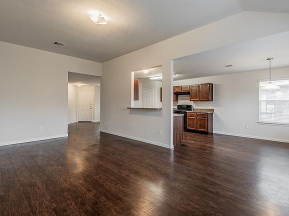 3rd image of 30 Leisure Shore Ct