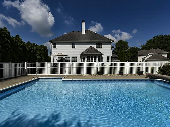 2nd image of 57020 Tealwood Ct