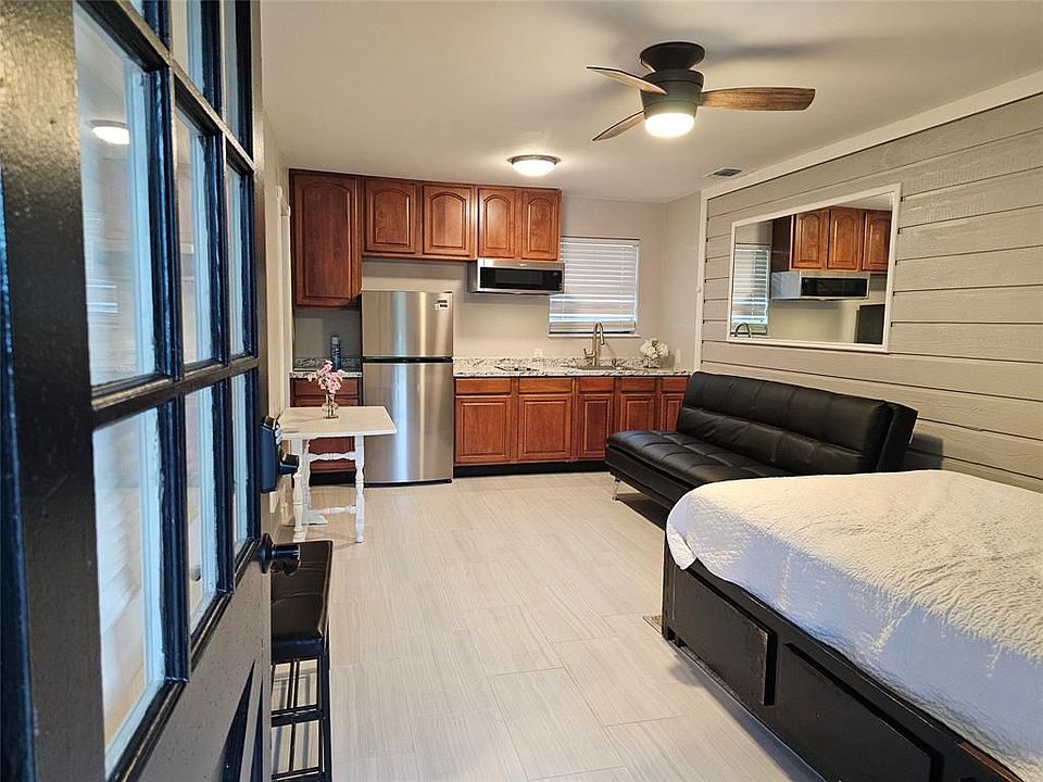 1st image of 6B Oak Hollow Cir