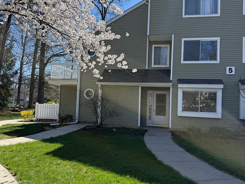1st image of 7 Foxtail Ln S