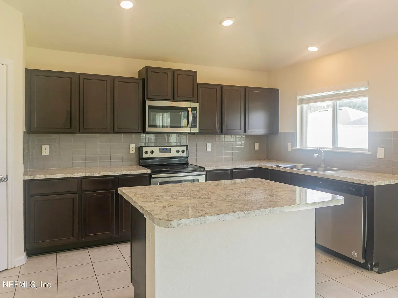 3 bed, 2.0 bath, 1441 sqft, $1,850 — Photo 3