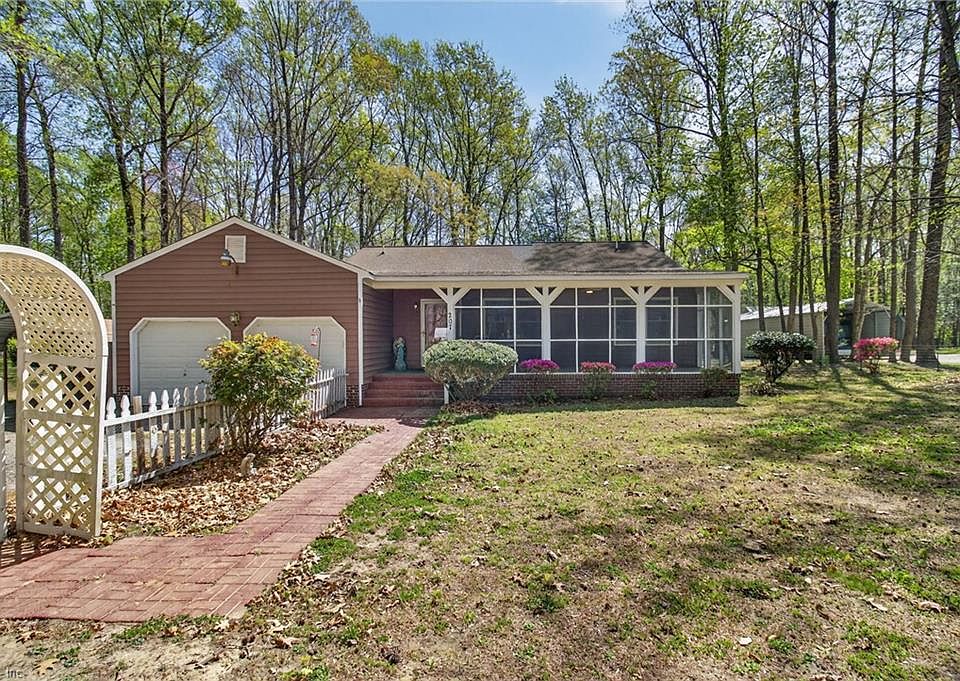 1st image of 207 Oakwood Ln
