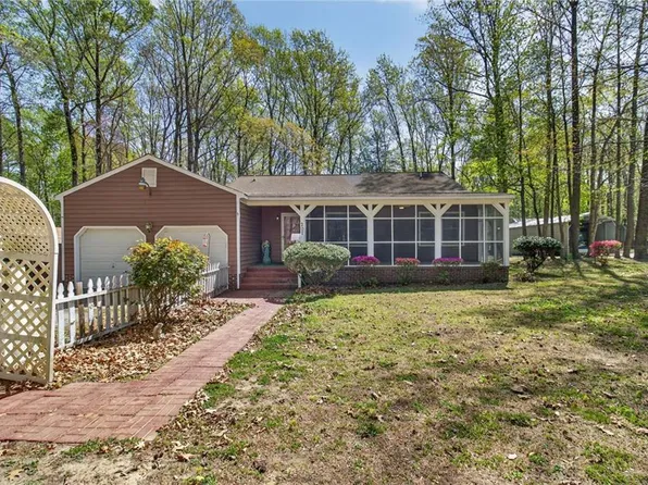207 Oakwood Ln, Smithfield, VA 23430