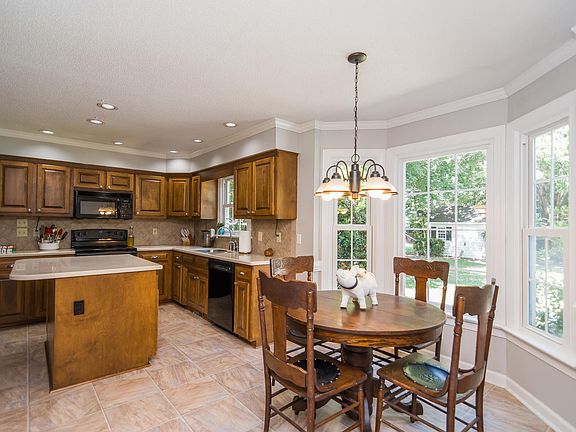 Kitchen & Breakfast Area