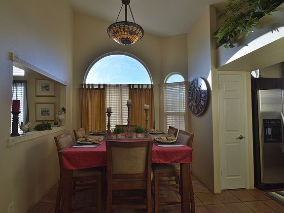 Dining room rt off kitchen