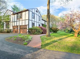 6 Whitefield Dr, Trumbull, CT 06611