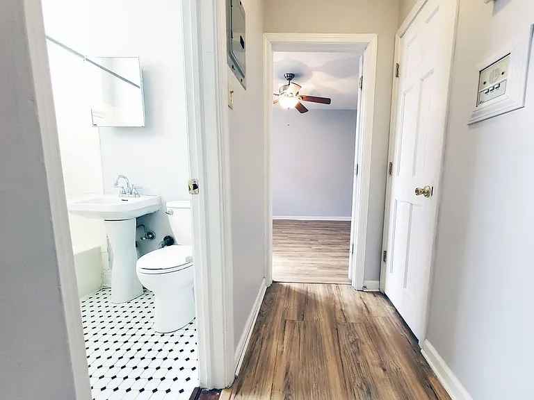 Lee-Yorkshire Apartments — Photo 15