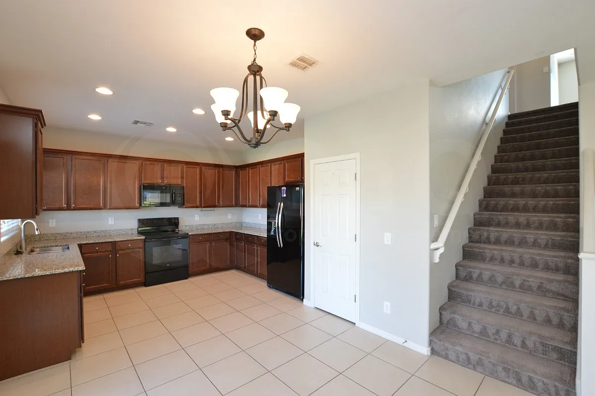 3 bed, 2.5 bath, 2443 sqft, $2,399 — Photo 4