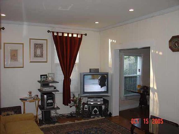 5th image of 922 E Lexington Ave