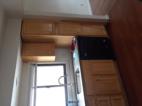 5th image of 115 Armstrong Ave
