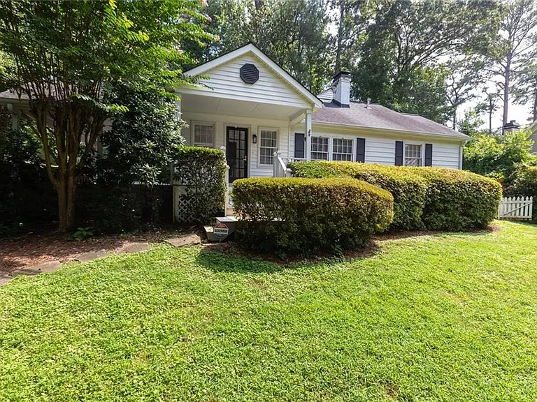 1311 Roxboro Dr — Photo 1