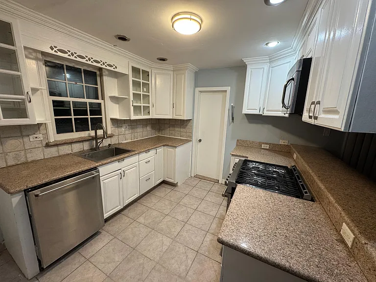 569 W 7th Ave #F1 — Photo 11