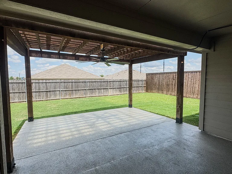 801 Meadow Creek Ln — Photo 23