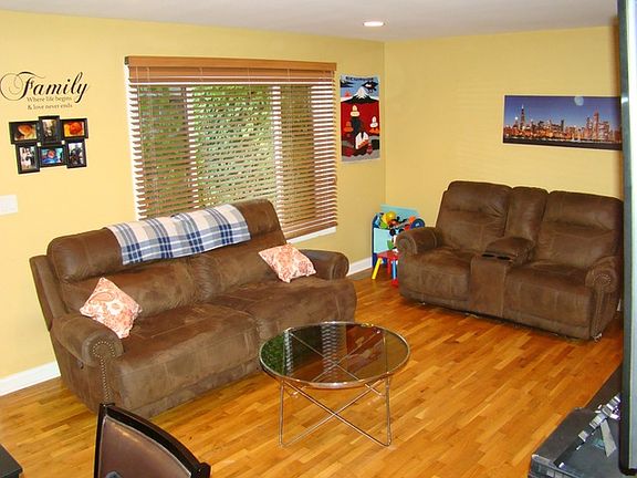 4th image of 18W223 Standish Ln