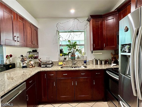 3rd image of 702 SW 25th St