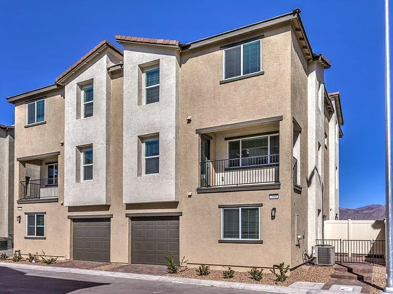 2666 Champagne Gold Ave — Photo 2