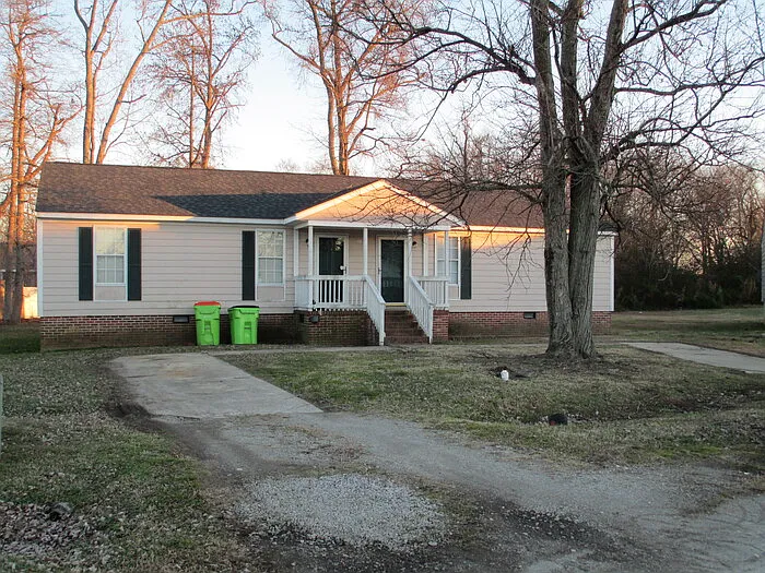 2 bed, 1.0 bath, 784 sqft, $825 — Photo 1