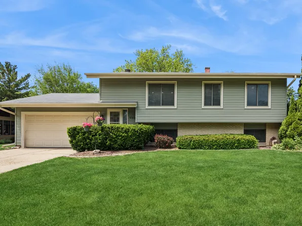 930 Camelot Dr, Crystal Lake, IL 60014