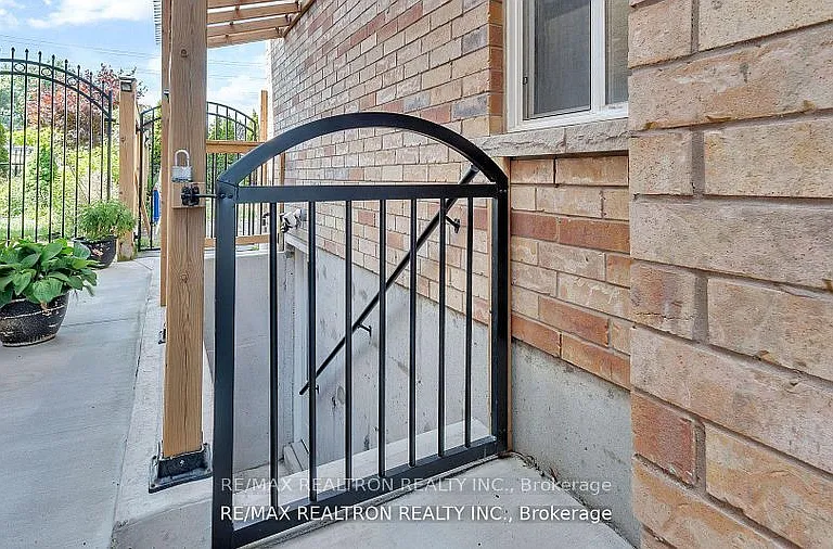 4 Oceanpearl Cres — Photo 3