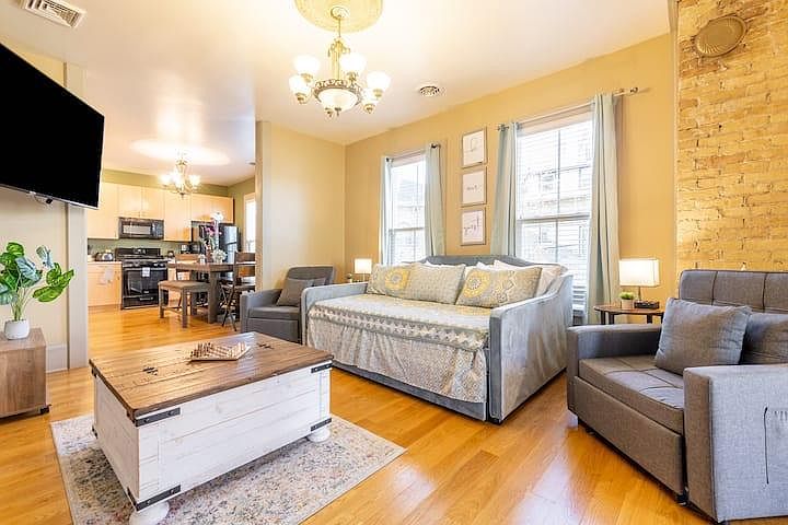 1st image of 315 W Brown St