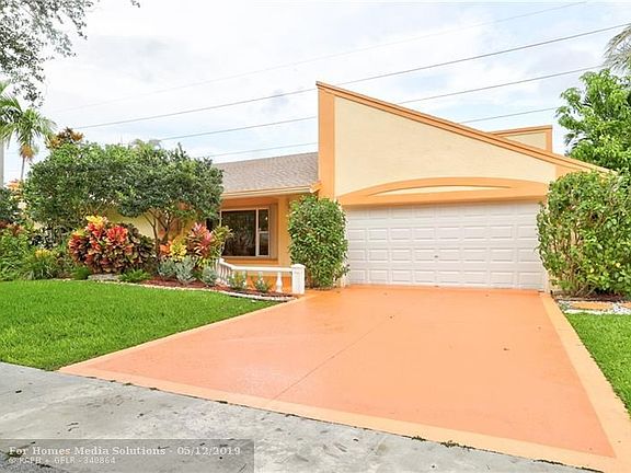 2nd image of 800 E Plantation Cir