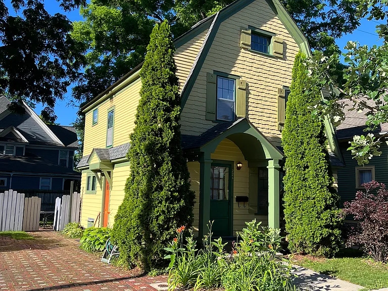 221 Houston Pl — Photo 1