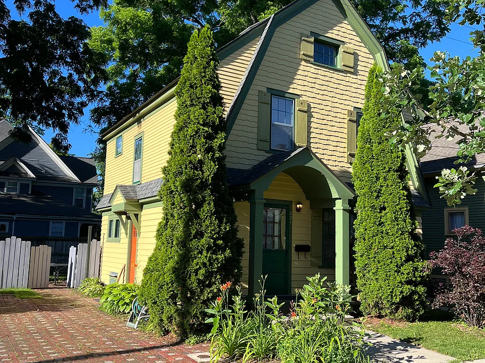 221 Houston Pl