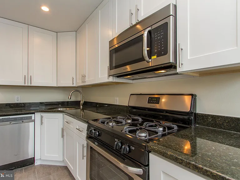 2207 Catharine St #2 — Photo 12