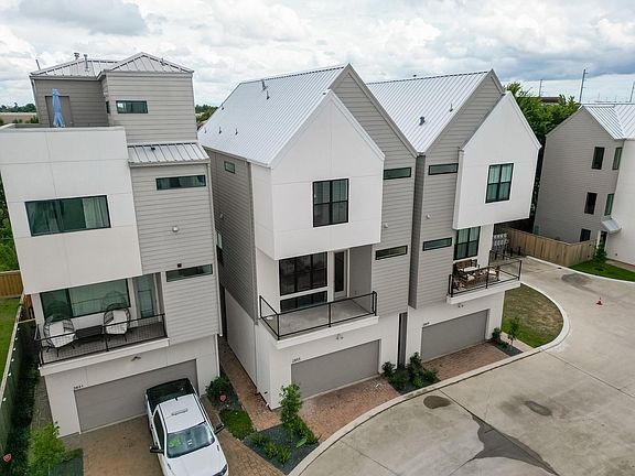 2nd image of 2855 Decker Pl