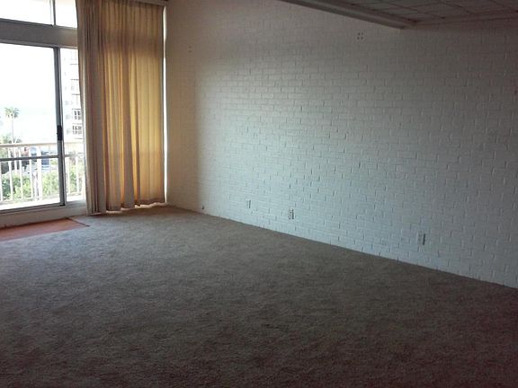 Entry way brick wall