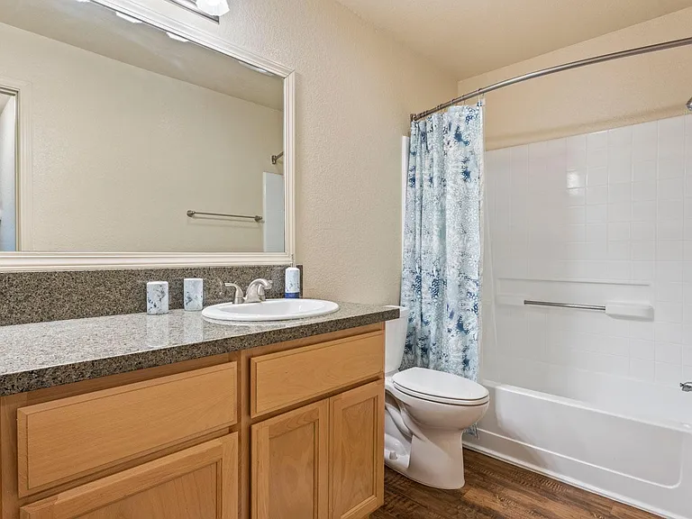 Live Oak Apartments — Photo 26