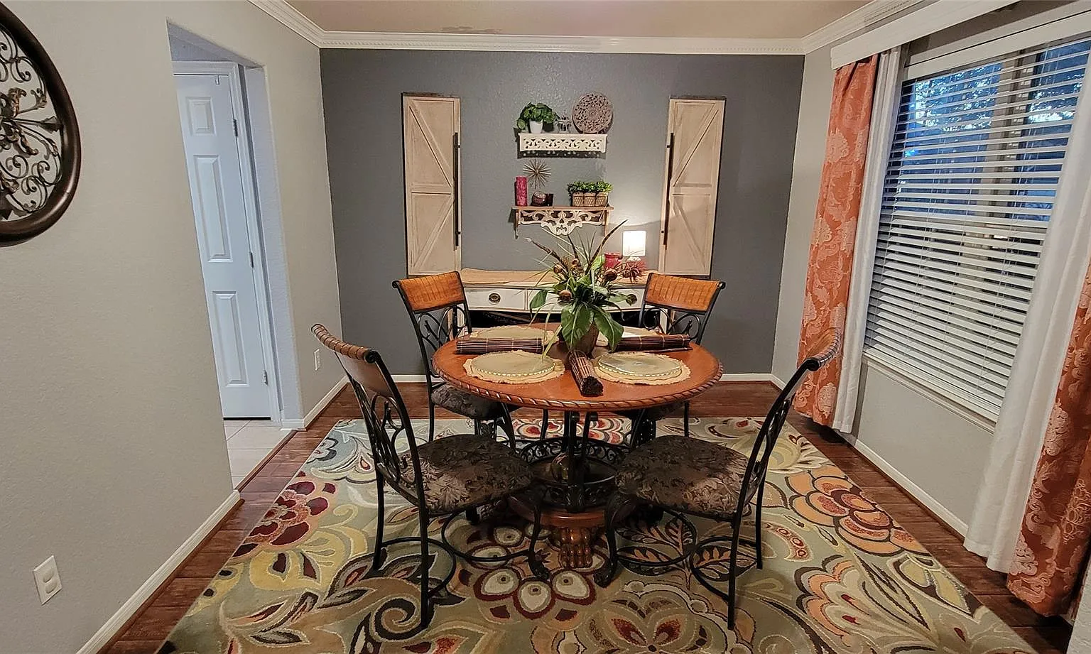 4 bed, 2.5 bath, 2880 sqft, $2,500 — Photo 2