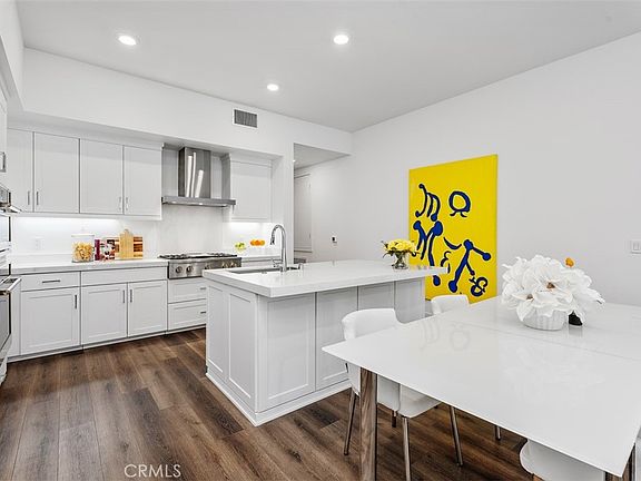 3rd image of 3305 Rivington