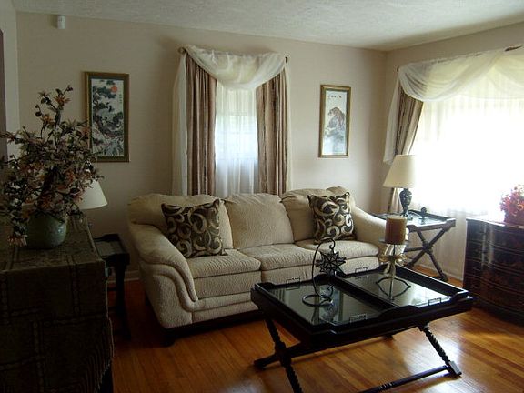 3rd image of 102 Laramie Cir
