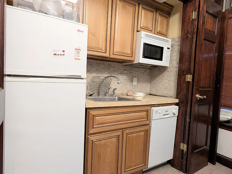 646 W End Ave #1B — Photo 1