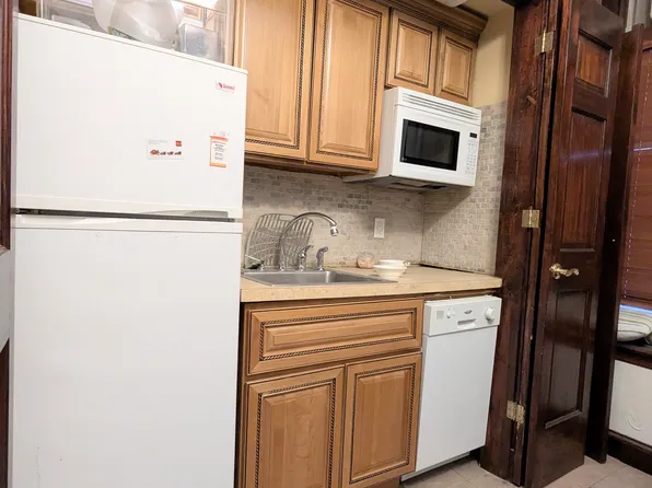 646 West End Avenue image 1 of 6