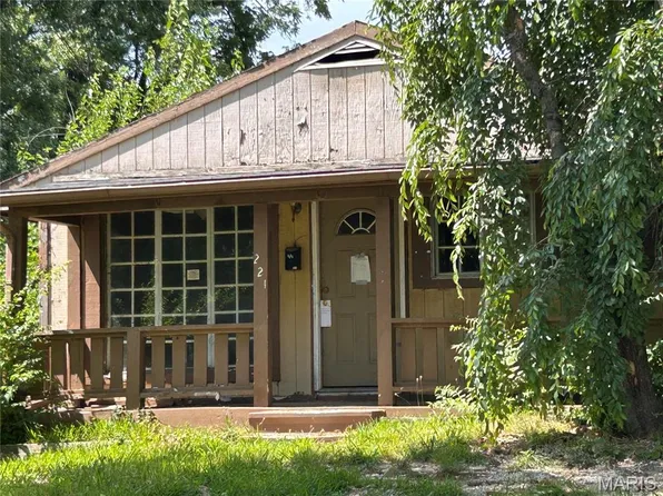 221 Roderick Dr, Saint Louis, MO 63137