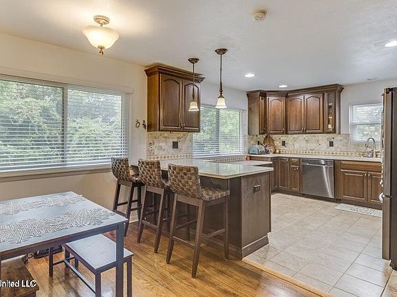 3rd image of 15305R Northwood Dr