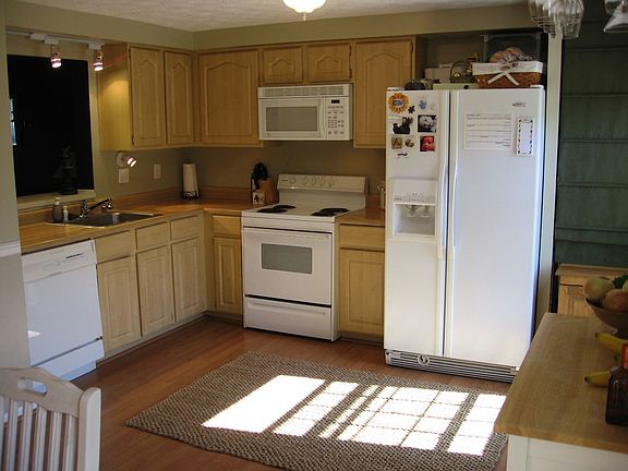 Kitchen (19'7" x 11'5")
